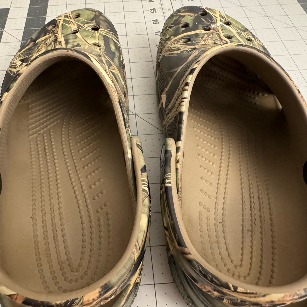 CROCS Men's Camouflage Clogs - Picture 5 of 5